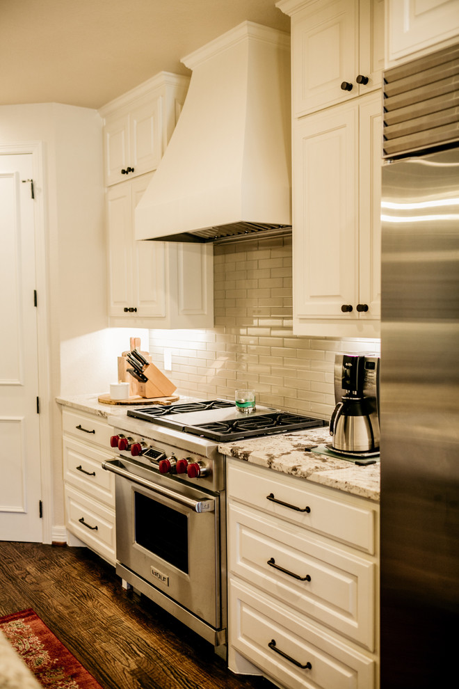 Example of a transitional kitchen design in Dallas