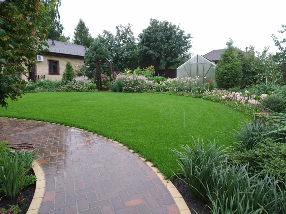 Сад в розовой дымке