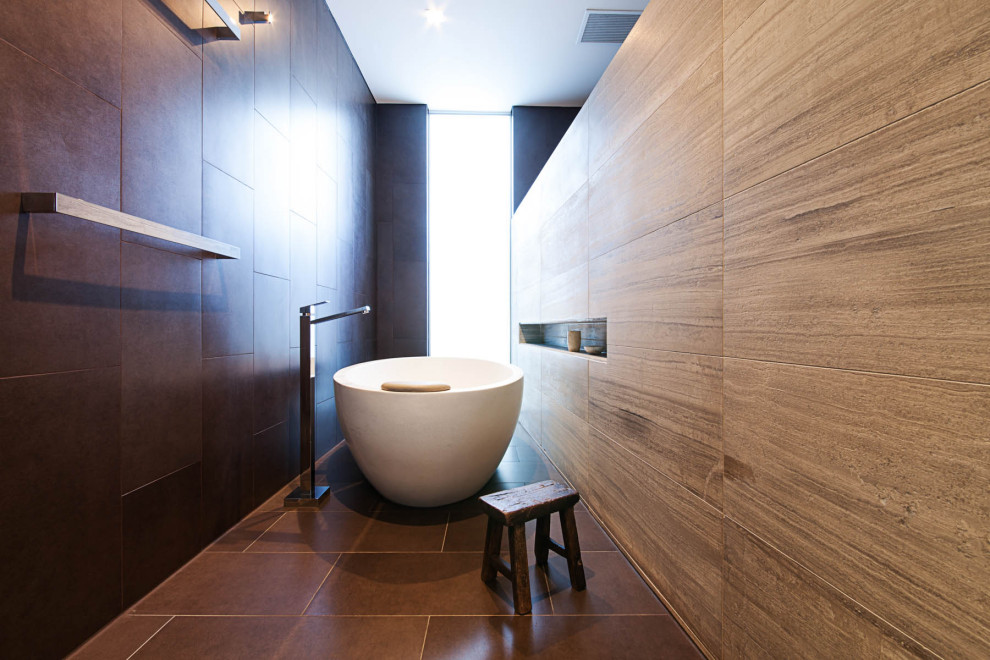 Foto på ett funkis badrum, med ett fristående badkar