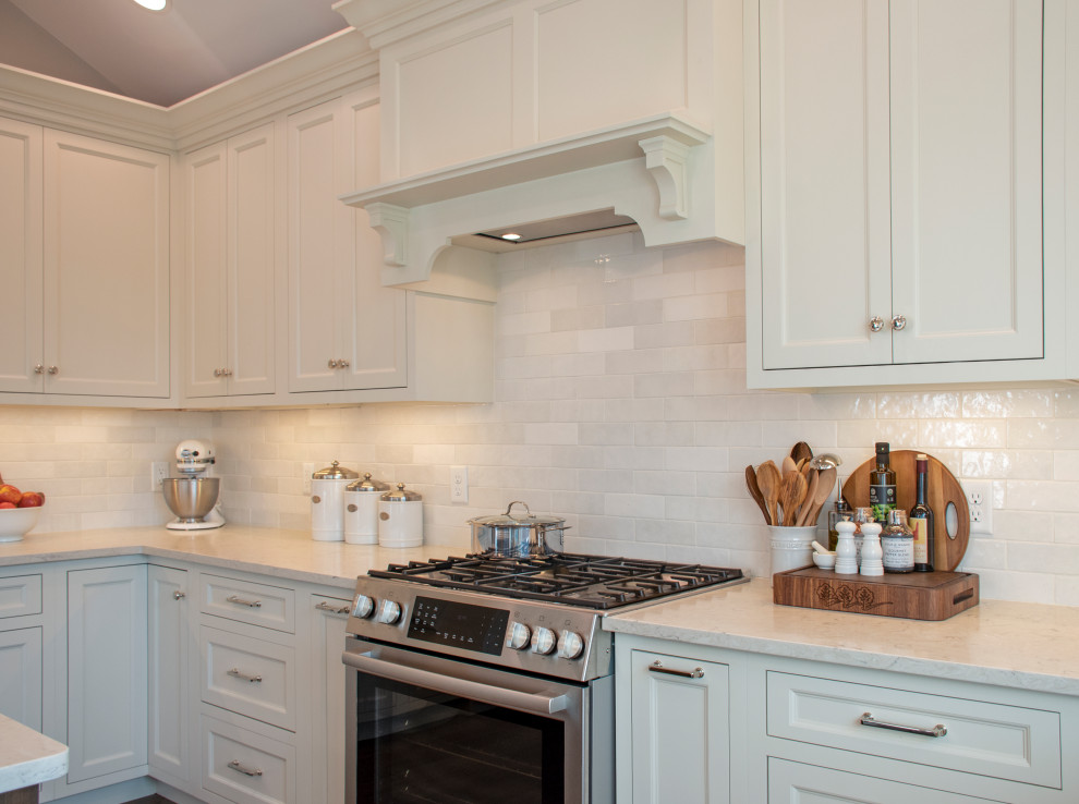 Eat-in kitchen - transitional eat-in kitchen idea with an undermount sink, shaker cabinets, white cabinets, quartz countertops, white backsplash, ceramic backsplash, stainless steel appliances and white countertops