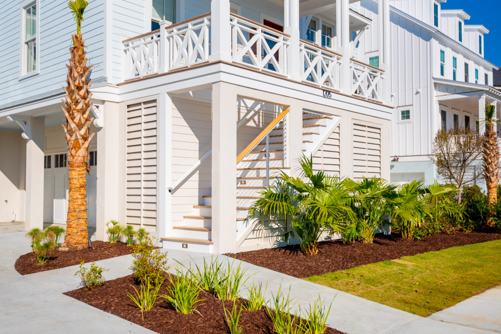 Geräumiges, Vierstöckiges Maritimes Einfamilienhaus mit blauer Fassadenfarbe, Blechdach und grauem Dach in Charleston