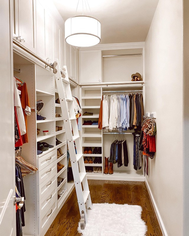 Inspiration för moderna walk-in-closets för könsneutrala, med skåp i shakerstil, vita skåp, laminatgolv och brunt golv