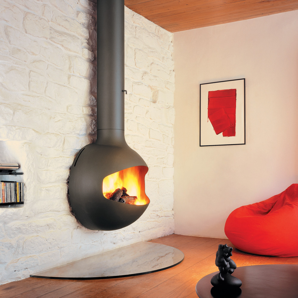Design ideas for a contemporary living room in Montpellier with a metal fireplace surround.