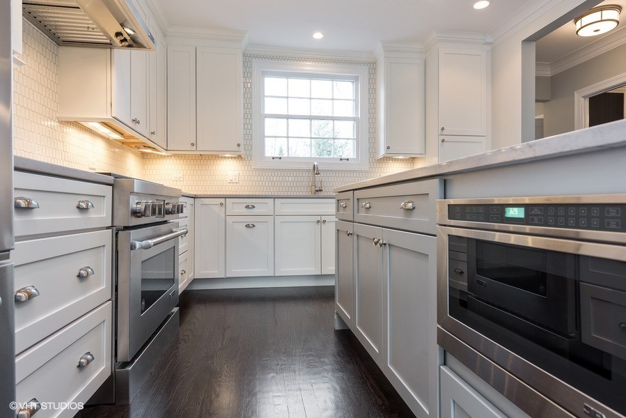Example of a transitional kitchen design in Chicago