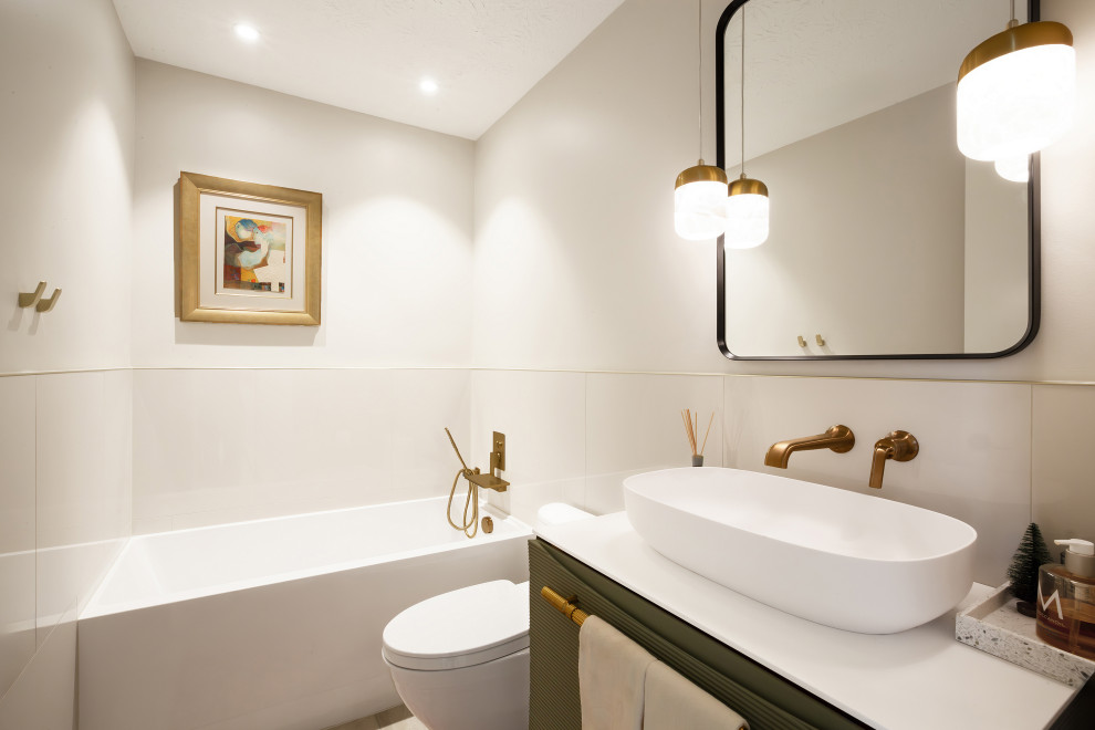 Свежая идея для дизайна: ванная комната в современном стиле с плоскими фасадами, зелеными фасадами, угловой ванной, открытым душем, унитазом-моноблоком, белой плиткой, керамогранитной плиткой, белыми стенами, полом из керамогранита, душевой кабиной, раковиной с пьедесталом, бежевым полом, открытым душем, белой столешницей, тумбой под одну раковину, напольной тумбой и столешницей из искусственного кварца - отличное фото интерьера