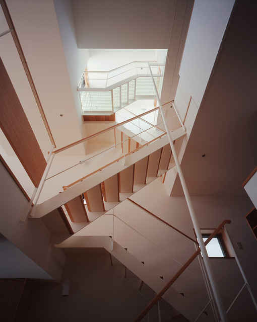 多様な居場所が重なるスキップフロアの家 contemporain-escalier