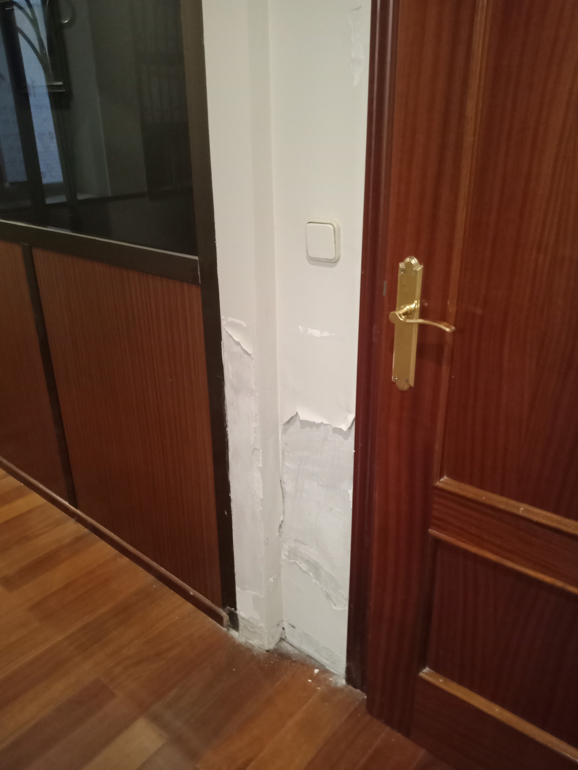 ANTES. Puertas y acabados de estilo anticuado