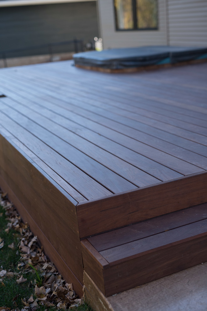 Example of a mid-sized arts and crafts backyard deck design
