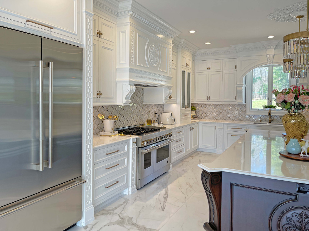 Inredning av ett klassiskt stort vit vitt kök, med en integrerad diskho, skåp i shakerstil, vita skåp, bänkskiva i kvarts, grått stänkskydd, rostfria vitvaror, marmorgolv, en köksö och vitt golv