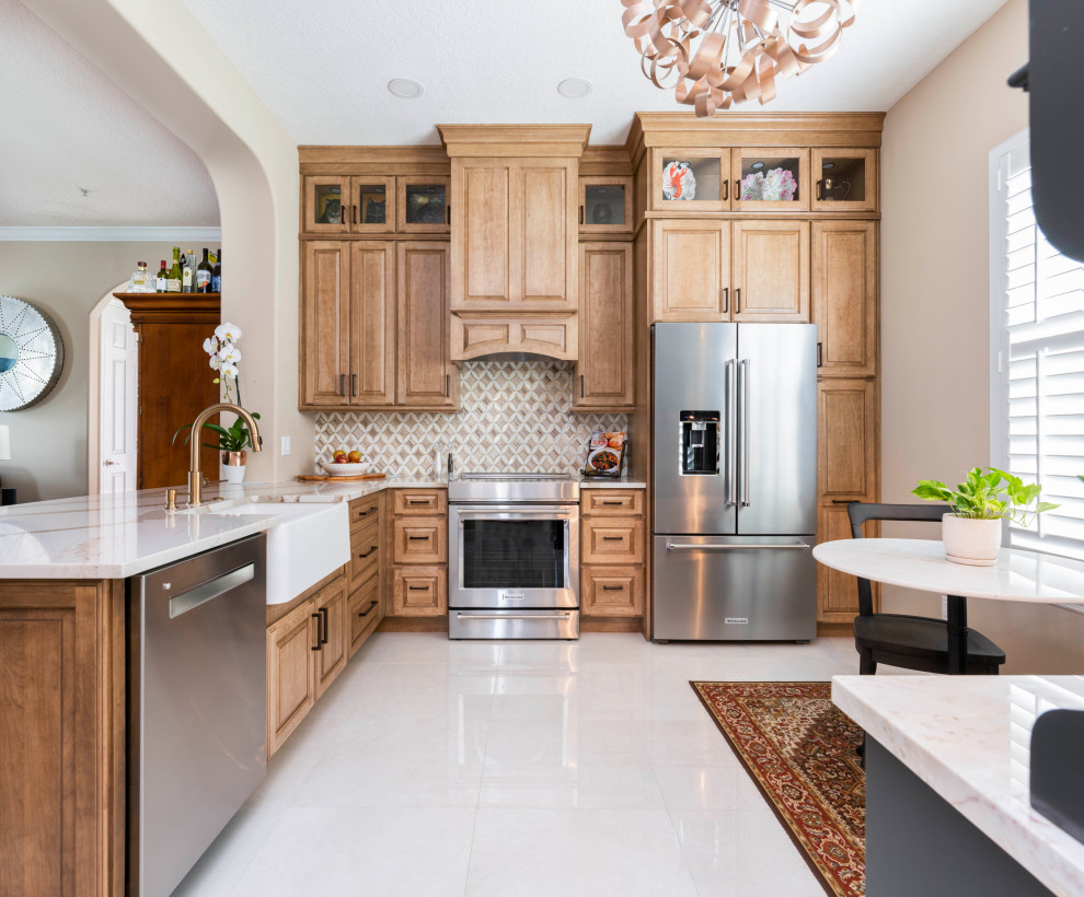 Exempel på ett mellanstort klassiskt kök, med en rustik diskho, luckor med infälld panel, skåp i ljust trä, bänkskiva i kvarts, stänkskydd i marmor, rostfria vitvaror, klinkergolv i porslin och vitt golv