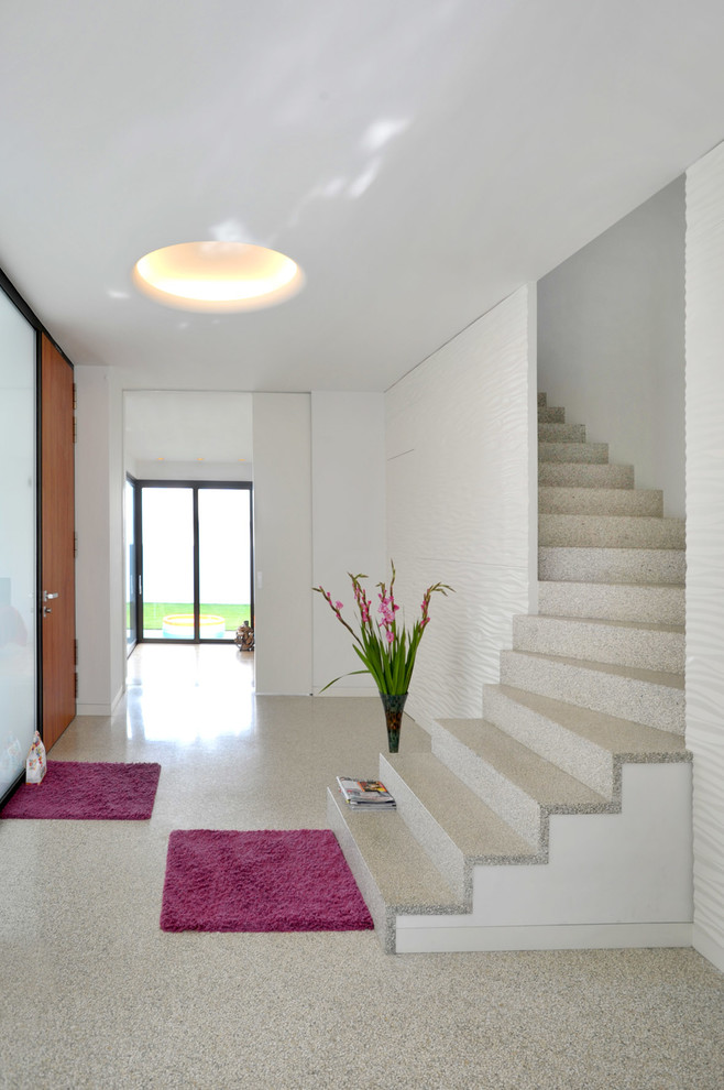 Große Klassische Betontreppe in L-Form mit Beton-Setzstufen und Mix-Geländer in Berlin