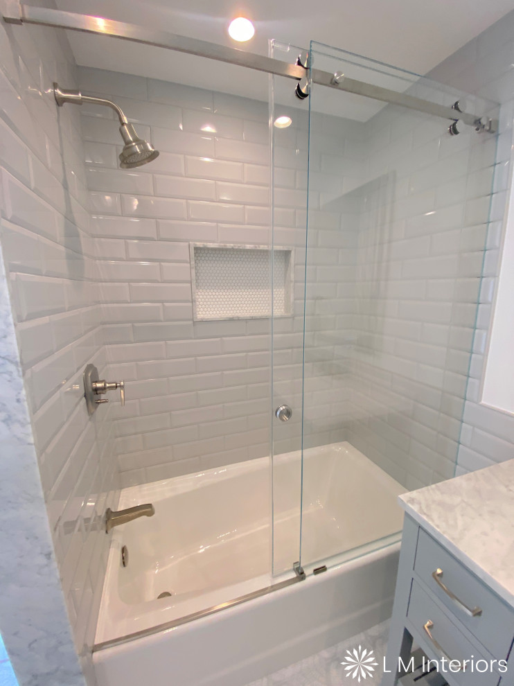 Foto di una stanza da bagno design di medie dimensioni con piastrelle grigie e pavimento grigio
