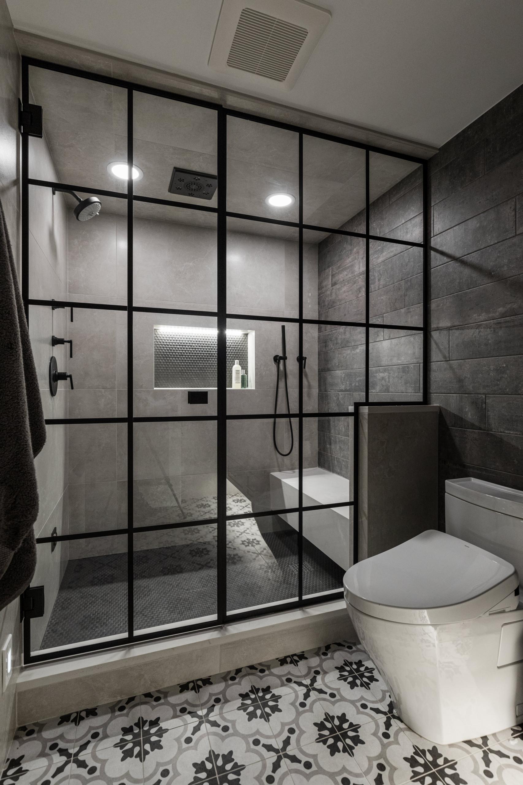 Mid-sized urban beige tile and porcelain tile porcelain tile and multicolored floor sauna photo in Detroit with shaker cabinets, black cabinets, a one-piece toilet, gray walls, an undermount sink, qua