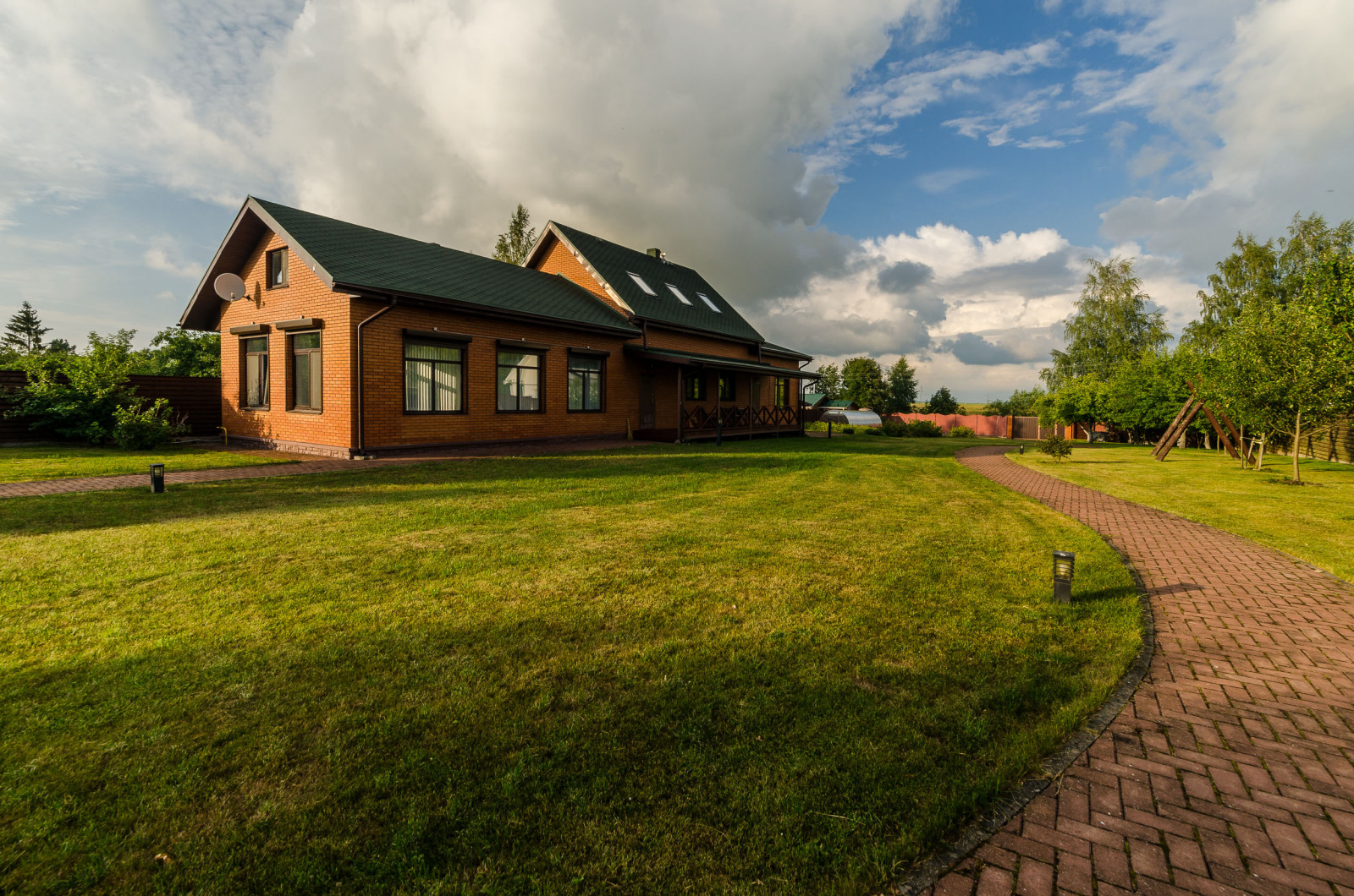 ОЧЕНЬ БОЛЬШОЙ- ШИКАРНЫЙ КОТТЕДЖ! В живописном месте, на берегу реки!