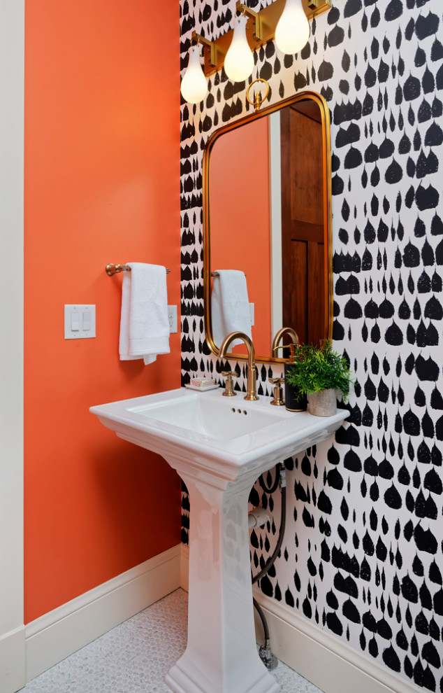 デンバーにある高級な中くらいなコンテンポラリースタイルのおしゃれなトイレ・洗面所 (一体型トイレ	、コンソール型シンク、クオーツストーンの洗面台、白い床、白い洗面カウンター、独立型洗面台) の写真