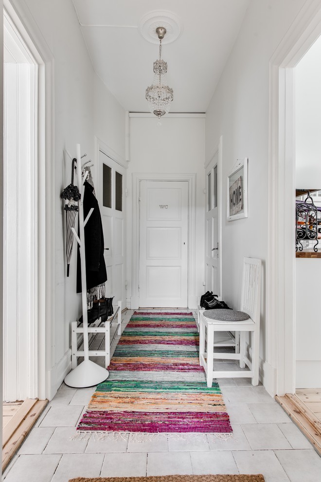 Idéer för att renovera en mellanstor vintage hall, med vita väggar och klinkergolv i keramik