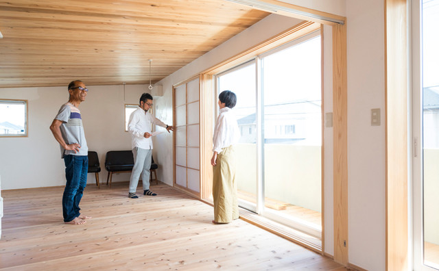 間仕切りをなくすことで用途に柔軟に対応できる２階ホール scandinave-salle-de-sejour