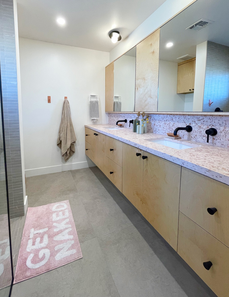 Idéer för att renovera ett mellanstort funkis rosa rosa en-suite badrum, med släta luckor, skåp i ljust trä, en kantlös dusch, en toalettstol med separat cisternkåpa, grå kakel, keramikplattor, vita väggar, klinkergolv i keramik, ett undermonterad handfat, bänkskiva i betong, grått golv och med dusch som är öppen