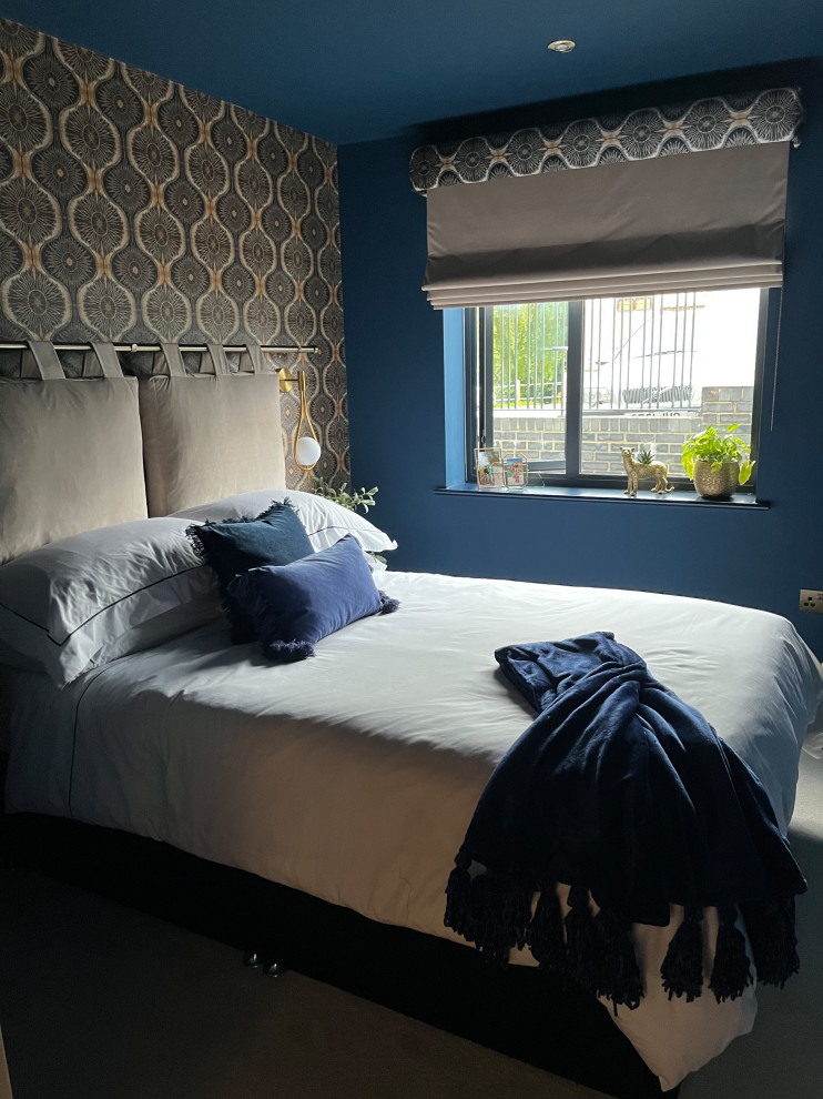 Aménagement d'une petite chambre avec un mur bleu, un sol beige et du papier peint.