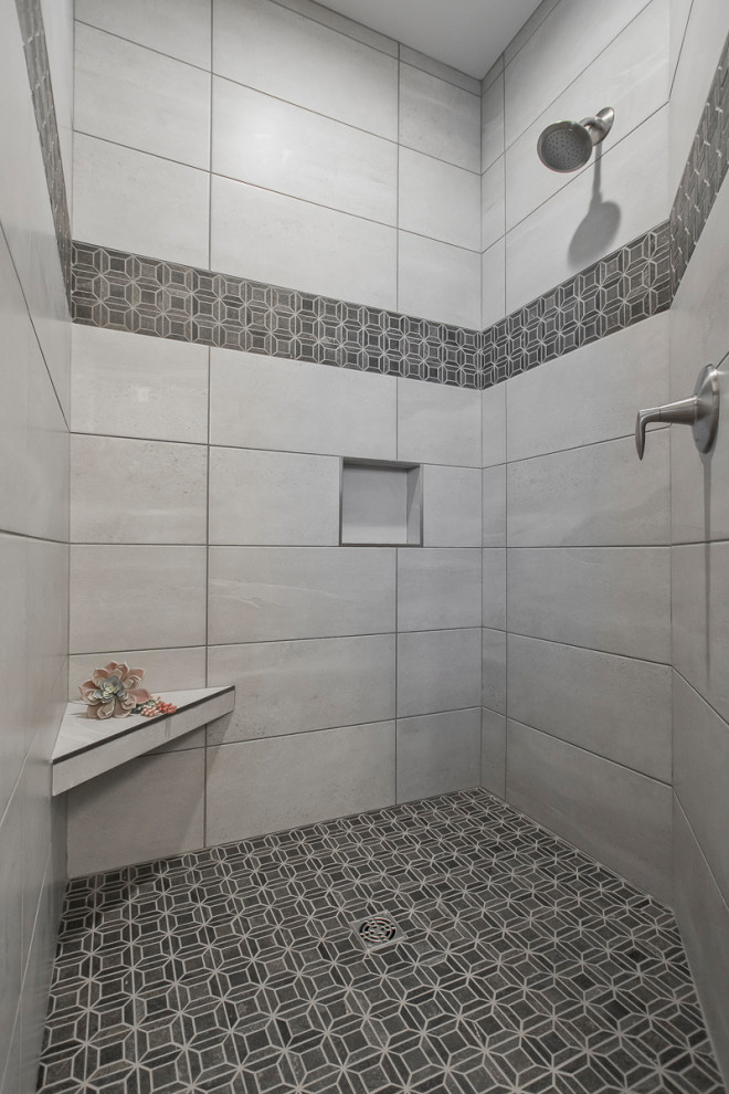 На фото: главная ванная комната в стиле кантри с серой плиткой, керамической плиткой, полом из мозаичной плитки, черным полом, открытым душем, сиденьем для душа и угловым душем с