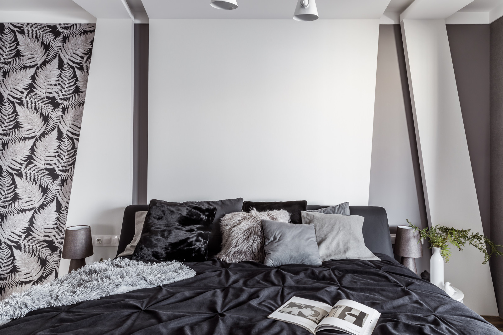 Монохромный интерьер 2-х комнатной квартиры