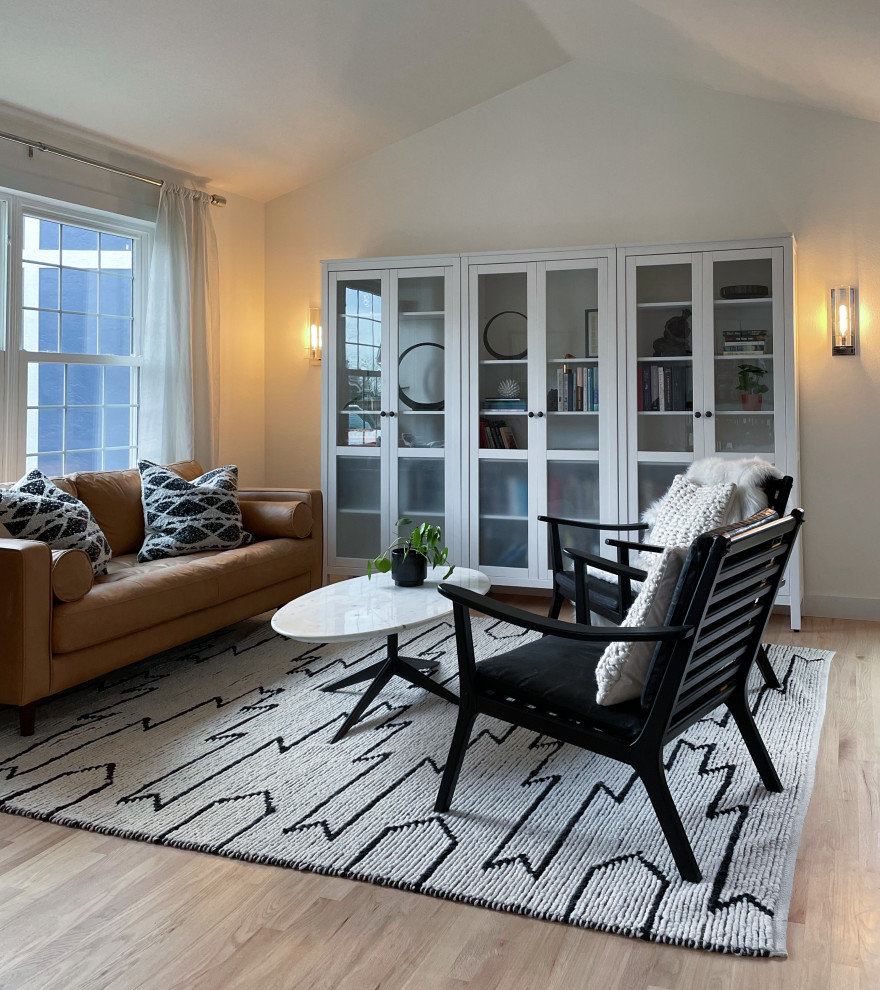 На фото: открытая гостиная комната в стиле модернизм с белыми стенами и светлым паркетным полом с