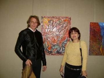 На фоне картин Лики Волчек