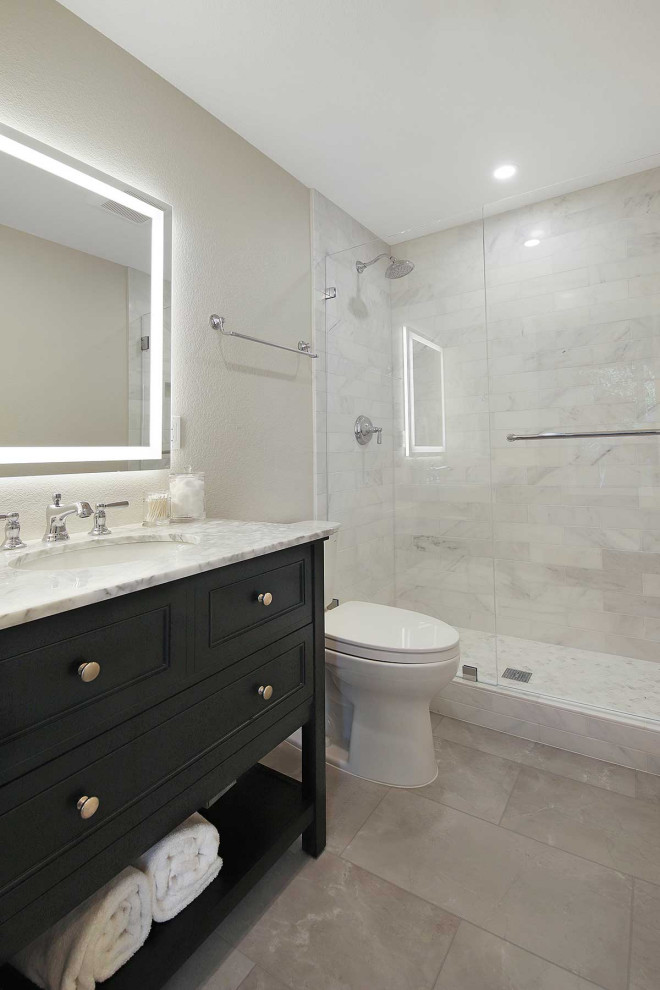 Idéer för mellanstora funkis flerfärgat badrum med dusch, med luckor med infälld panel, svarta skåp, en dusch i en alkov, en toalettstol med separat cisternkåpa, vit kakel, porslinskakel, vita väggar, klinkergolv i porslin, ett undermonterad handfat, bänkskiva i akrylsten, flerfärgat golv och dusch med gångjärnsdörr