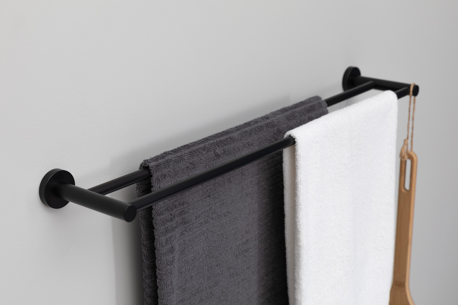 Полотенцедержатель в черном цвете