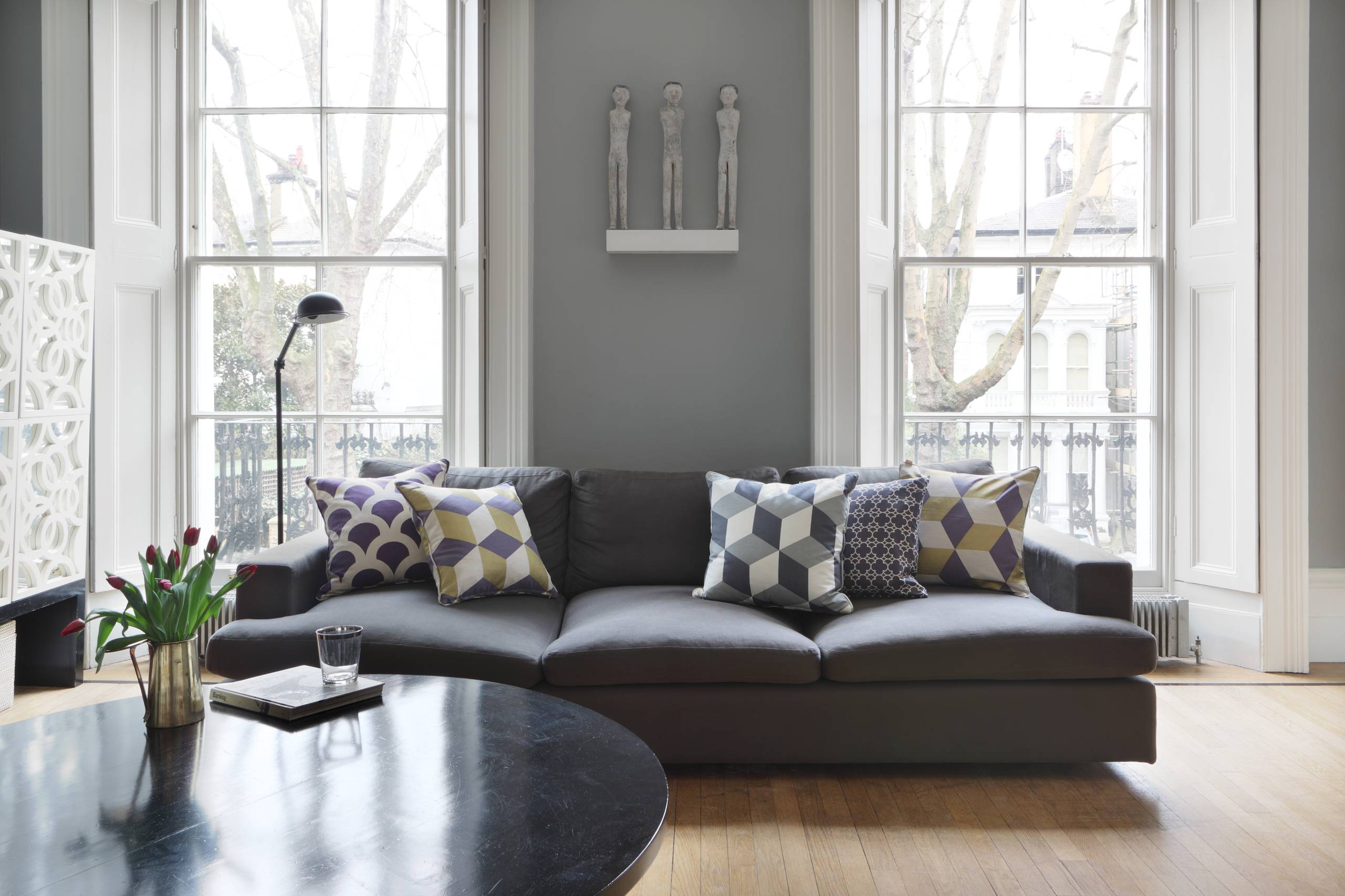 Graues Sofa dekorieren: 7 coole Styling-Ideen