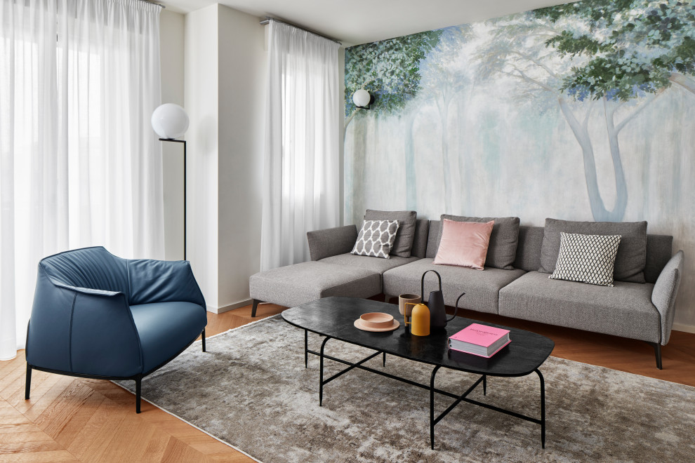 Immagine di un soggiorno minimal con pareti multicolore, parquet chiaro e carta da parati