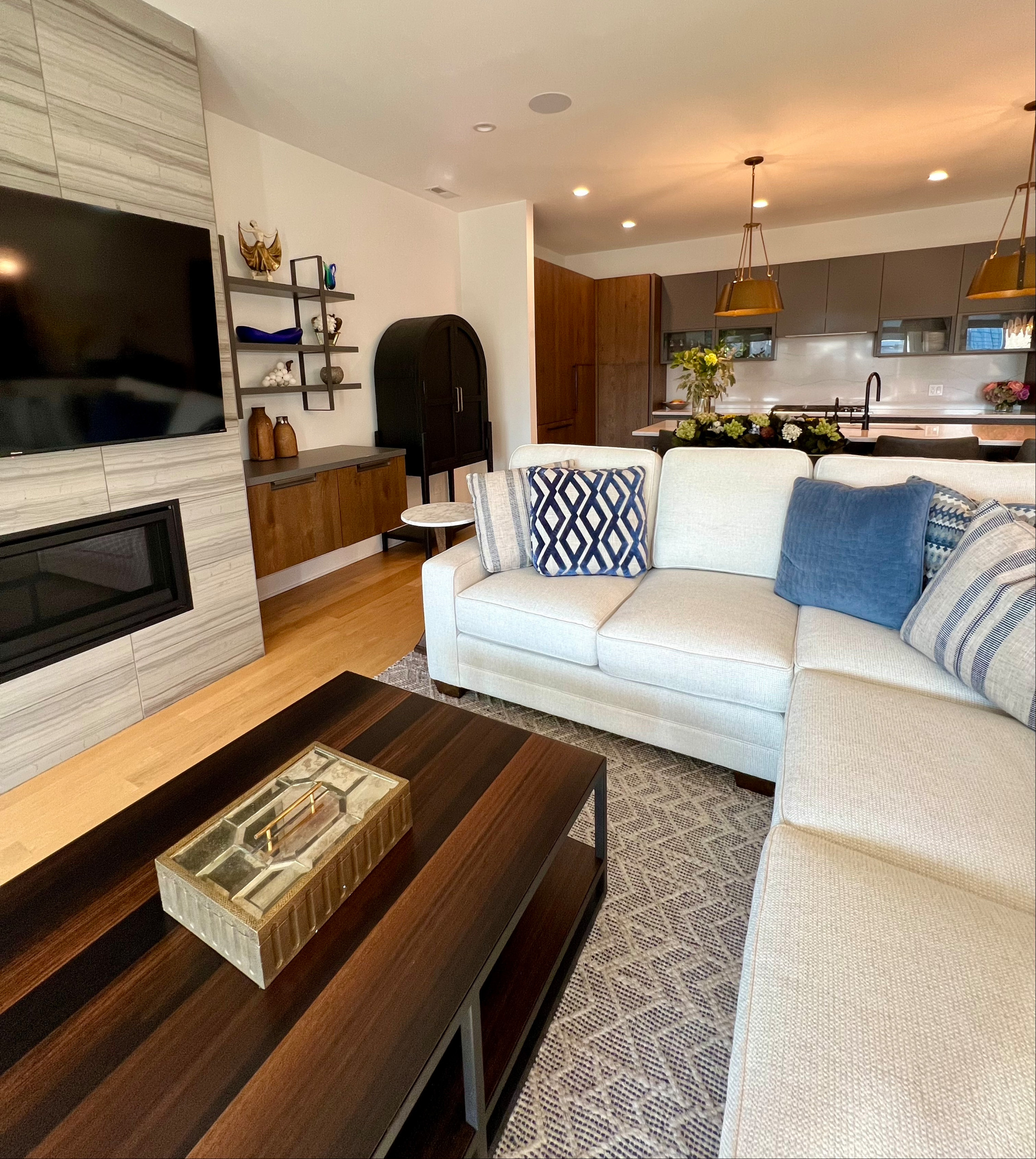 City Chic: Stylish Condo Interior Design