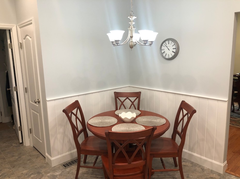 Transitional home design photo in Cincinnati