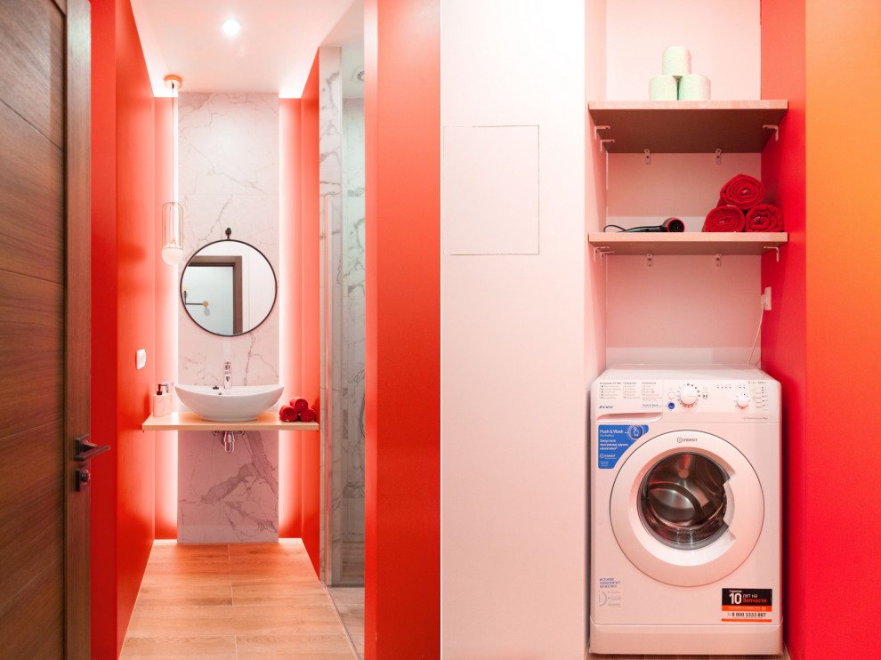 Идея дизайна: маленькая ванная комната со стиральной машиной в современном стиле с душем в нише, инсталляцией, белой плиткой, керамогранитной плиткой, оранжевыми стенами, полом из керамогранита, душевой кабиной, накладной раковиной, столешницей из дерева, бежевым полом, душем с распашными дверями, бежевой столешницей и тумбой под одну раковину для на участке и в саду
