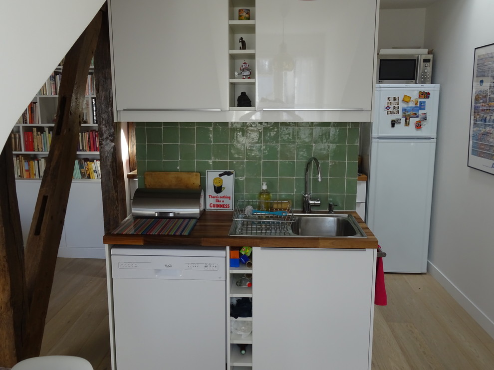 Photo of a mid-sized contemporary kitchen in Paris.