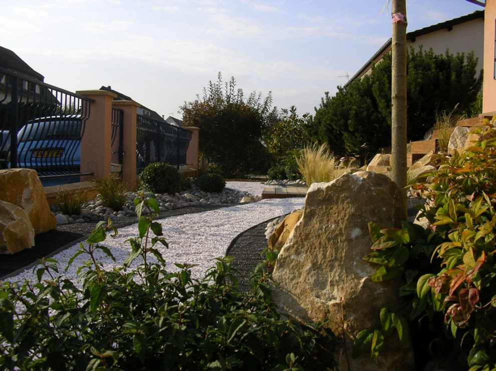 Jardin minéral avec terrasse sur pilotis