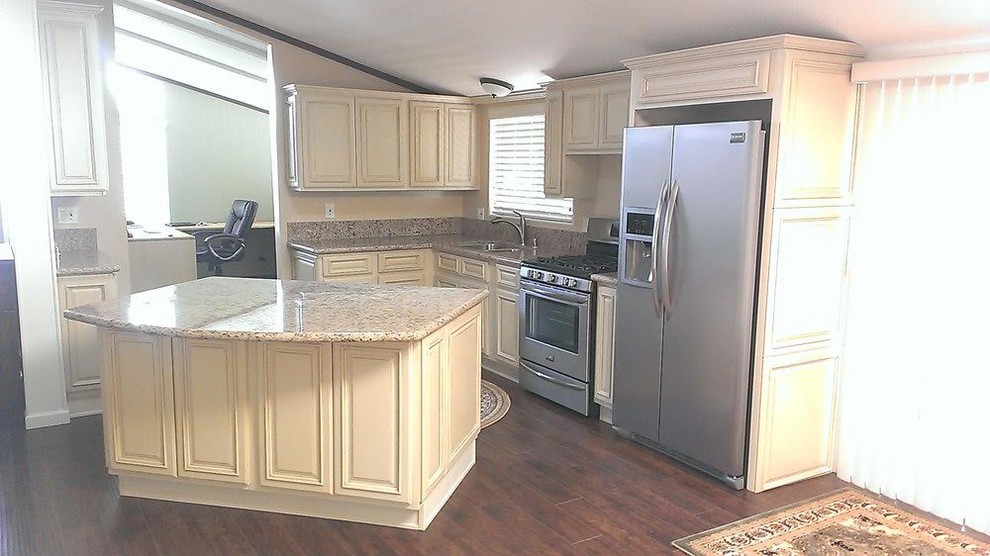 Inspiration for a transitional kitchen remodel in Los Angeles