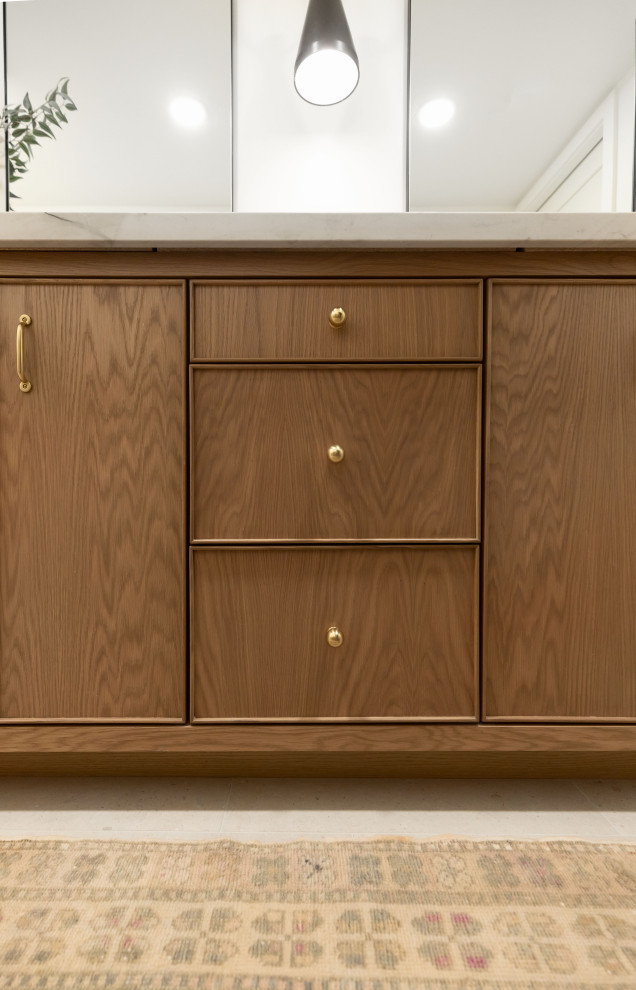 Example of a transitional home design design in Phoenix