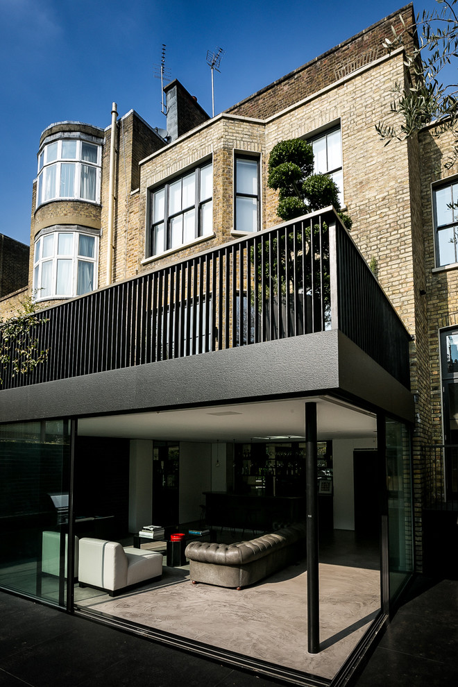 Mid-sized contemporary backyard patio in London.