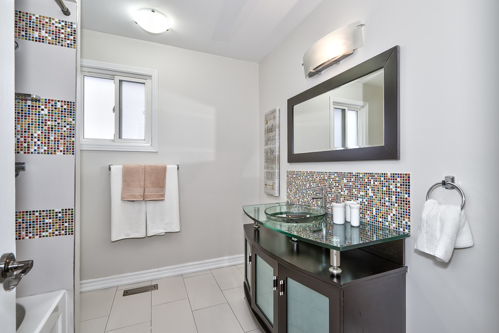 Example of a transitional home design design in Toronto