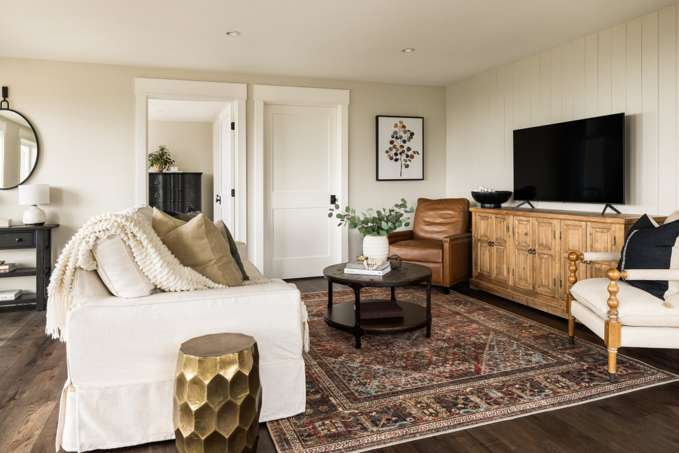 Mittelgroßes, Offenes Country Wohnzimmer ohne Kamin mit weißer Wandfarbe, dunklem Holzboden, freistehendem TV und Holzdielenwänden in Portland