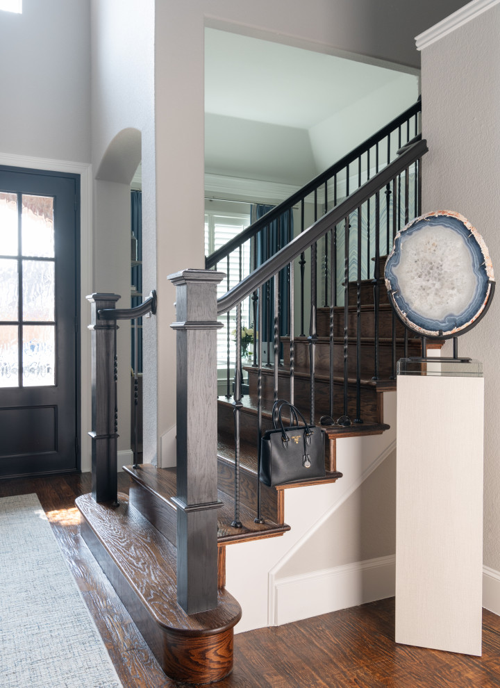 Klassisches Foyer mit grauer Wandfarbe, braunem Holzboden, Doppeltür, schwarzer Haustür, braunem Boden und gewölbter Decke in Dallas