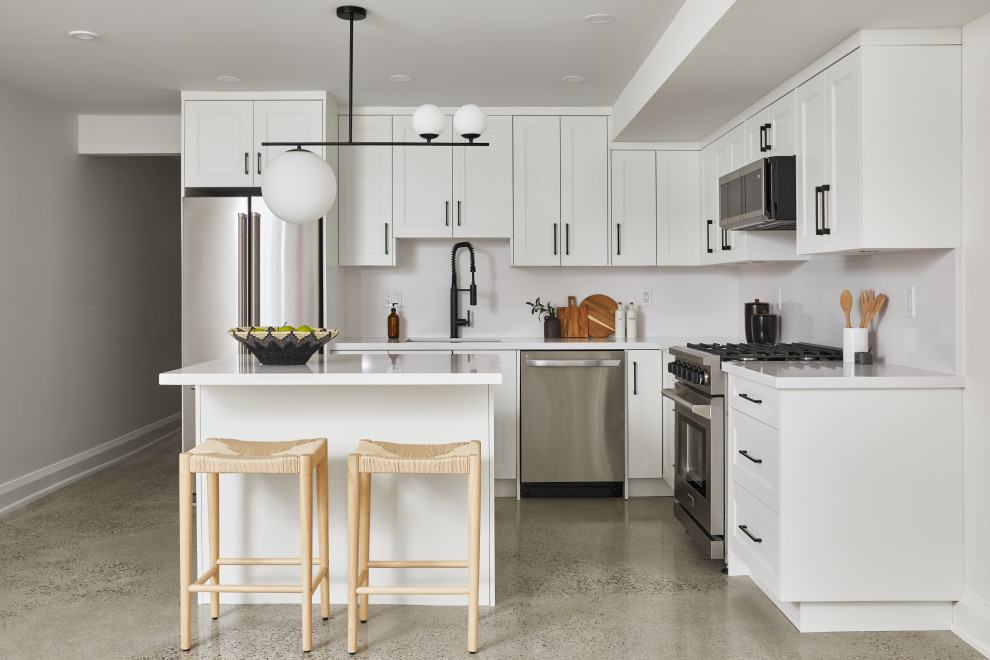Transitional kitchen photo in Toronto