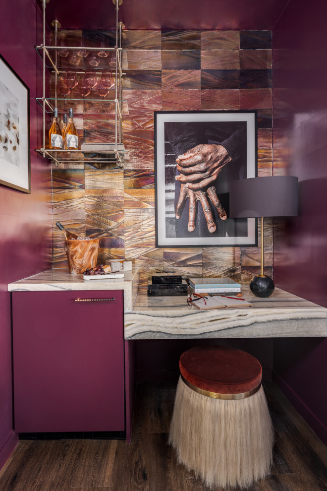 Réalisation d'un bureau minimaliste de taille moyenne avec un mur multicolore, un sol en bois brun, aucune cheminée et un bureau intégré.