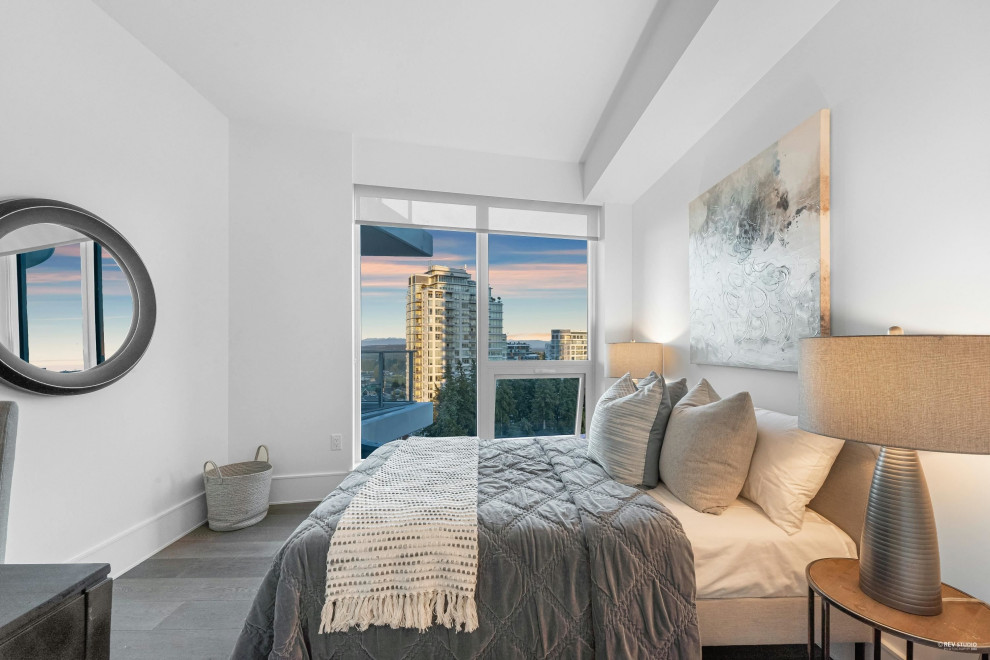 Kleines Modernes Gästezimmer mit weißer Wandfarbe, hellem Holzboden und beigem Boden in Vancouver