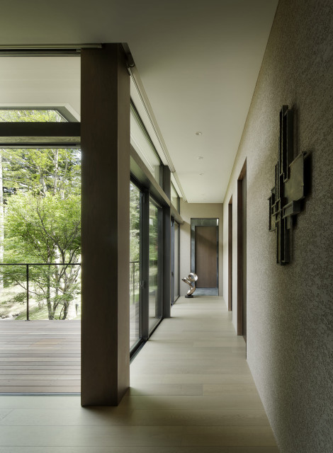 KOU VILLA moderno-recibidor-y-pasillo