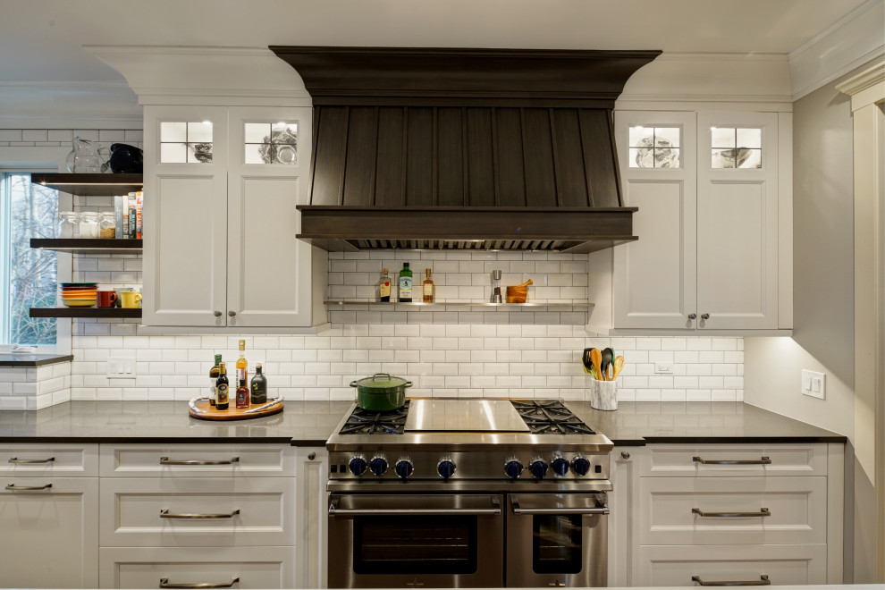 Transitional kitchen photo in Chicago