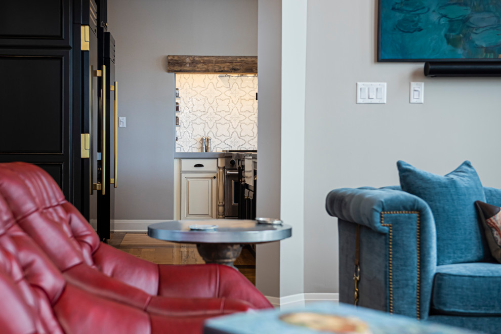 Mittelgroßes, Abgetrenntes Eklektisches Wohnzimmer mit grauer Wandfarbe, braunem Holzboden und TV-Wand in Indianapolis