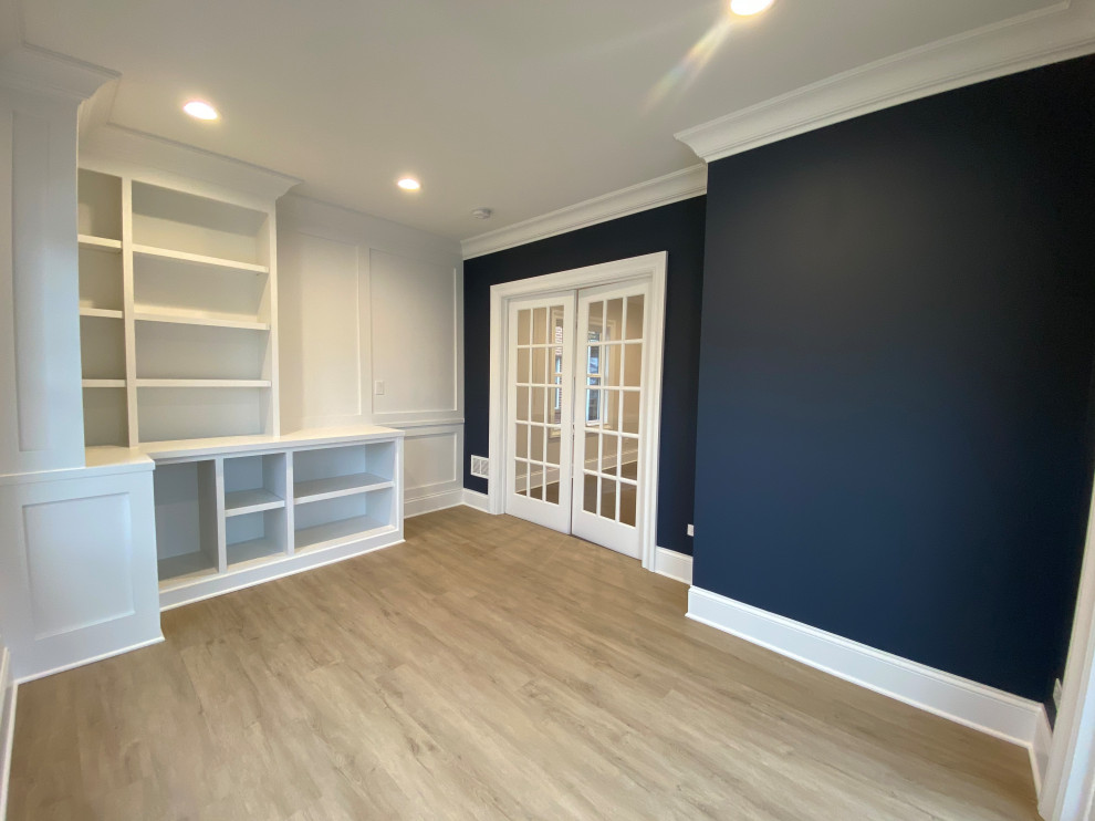 Idée de décoration pour un petit bureau avec un mur bleu, un sol en bois brun, un sol marron et du lambris.