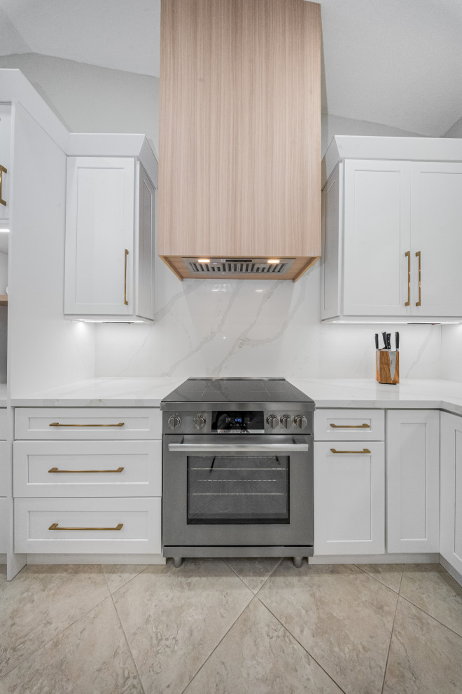 Transitional home design photo in Miami